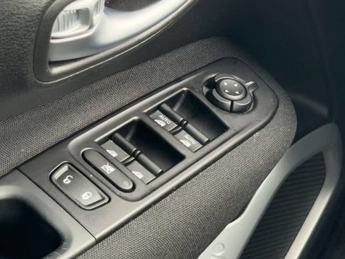 Used 2021 Jeep Renegade Latitude FWD image 32