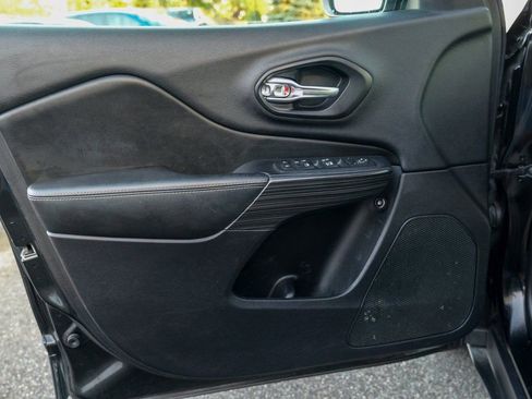 Used 2017 Jeep Cherokee Limited image 16