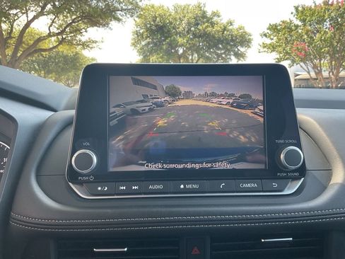 Used 2025 Nissan Rogue SV FWD image 29