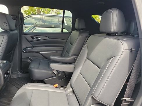 Used 2025 Chevrolet Traverse LT image 11
