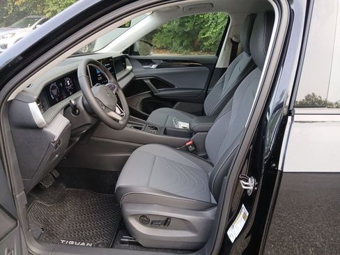 New 2025 Volkswagen Tiguan SE image 9