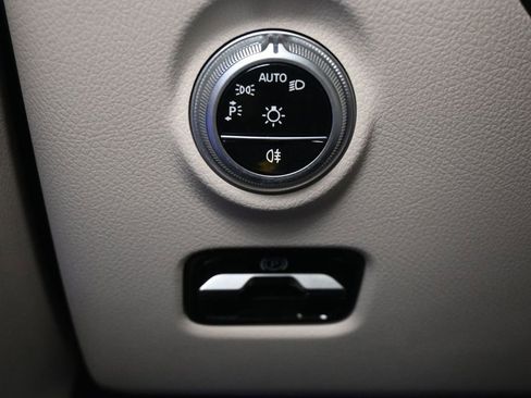 Used 2025 Mercedes-Benz C 300 4MATIC Sedan w/ Exclusive Trim Package image 24