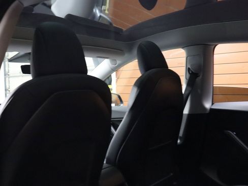 Used 2021 Tesla Model Y Long Range image 40