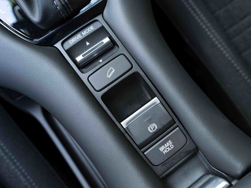 Certified 2026 Honda HR-V LX image 28