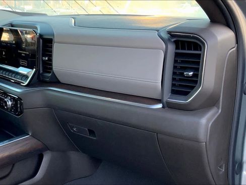 Used 2025 GMC Sierra 2500 SLT w/ SLT Convenience Package image 17