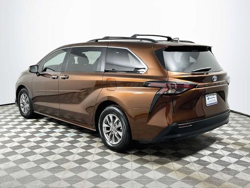 Used 2023 Toyota Sienna XLE FWD image 5