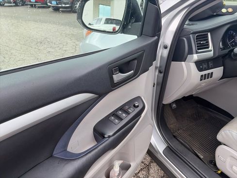 Used 2017 Toyota Highlander XLE AWD/4WD image 19