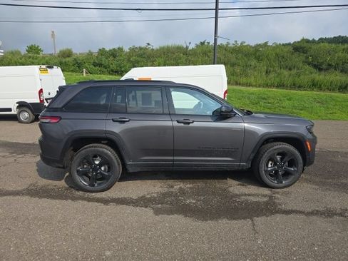Used 2023 Jeep Grand Cherokee Altitude AWD/4WD image 5