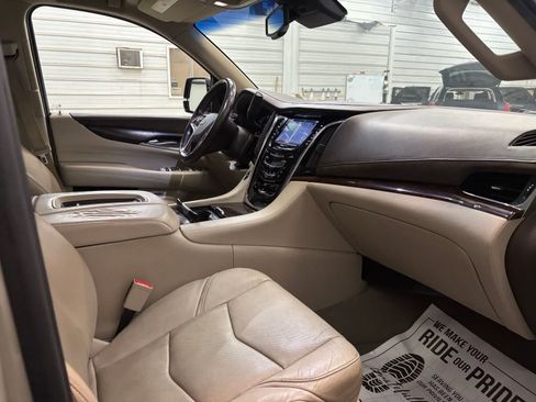 Used 2016 Cadillac Escalade Luxury AWD/4WD image 30