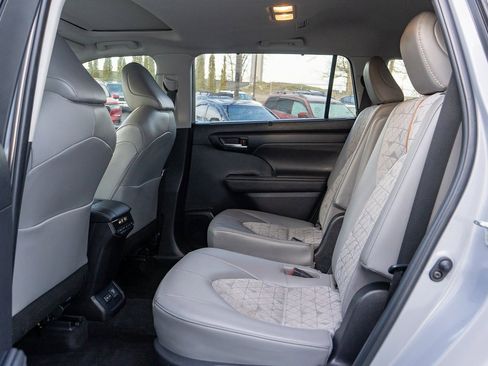 Used 2023 Toyota Highlander Bronze Edition image 17