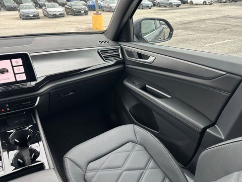 Used 2025 Volkswagen Atlas Cross Sport SE image 35