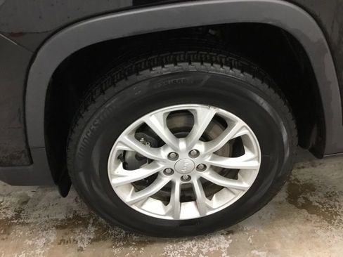 Used 2020 Jeep Cherokee Latitude image 4