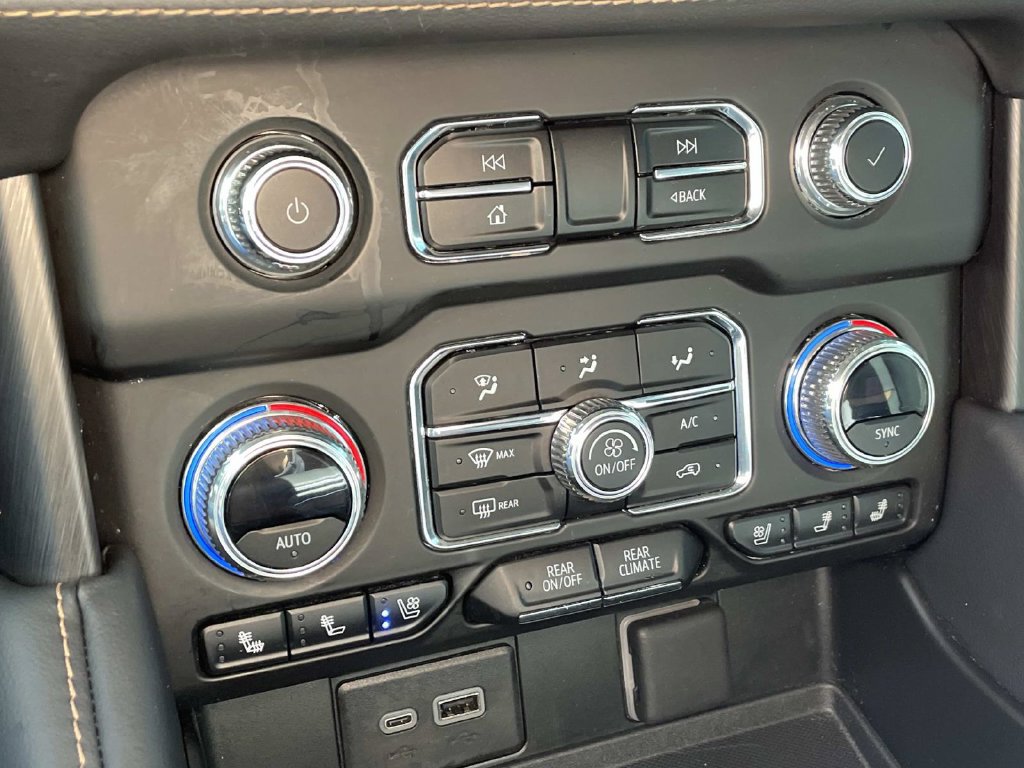 Used 2024 GMC Yukon AT4 w/ Technology Package AWD/4WD image 31