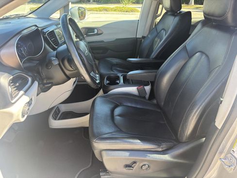 Used 2019 Chrysler Pacifica Touring-L image 11