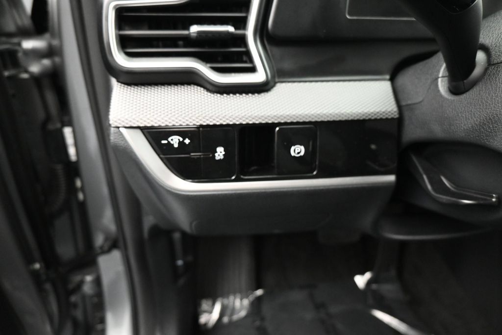 Used 2024 Kia Sportage LX AWD/4WD image 12