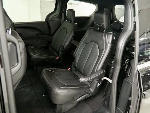 Used 2025 Chrysler Pacifica Select AWD/4WD image 18