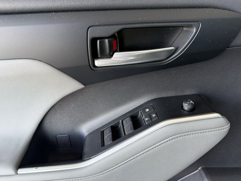 Used 2023 Toyota Highlander XLE image 14