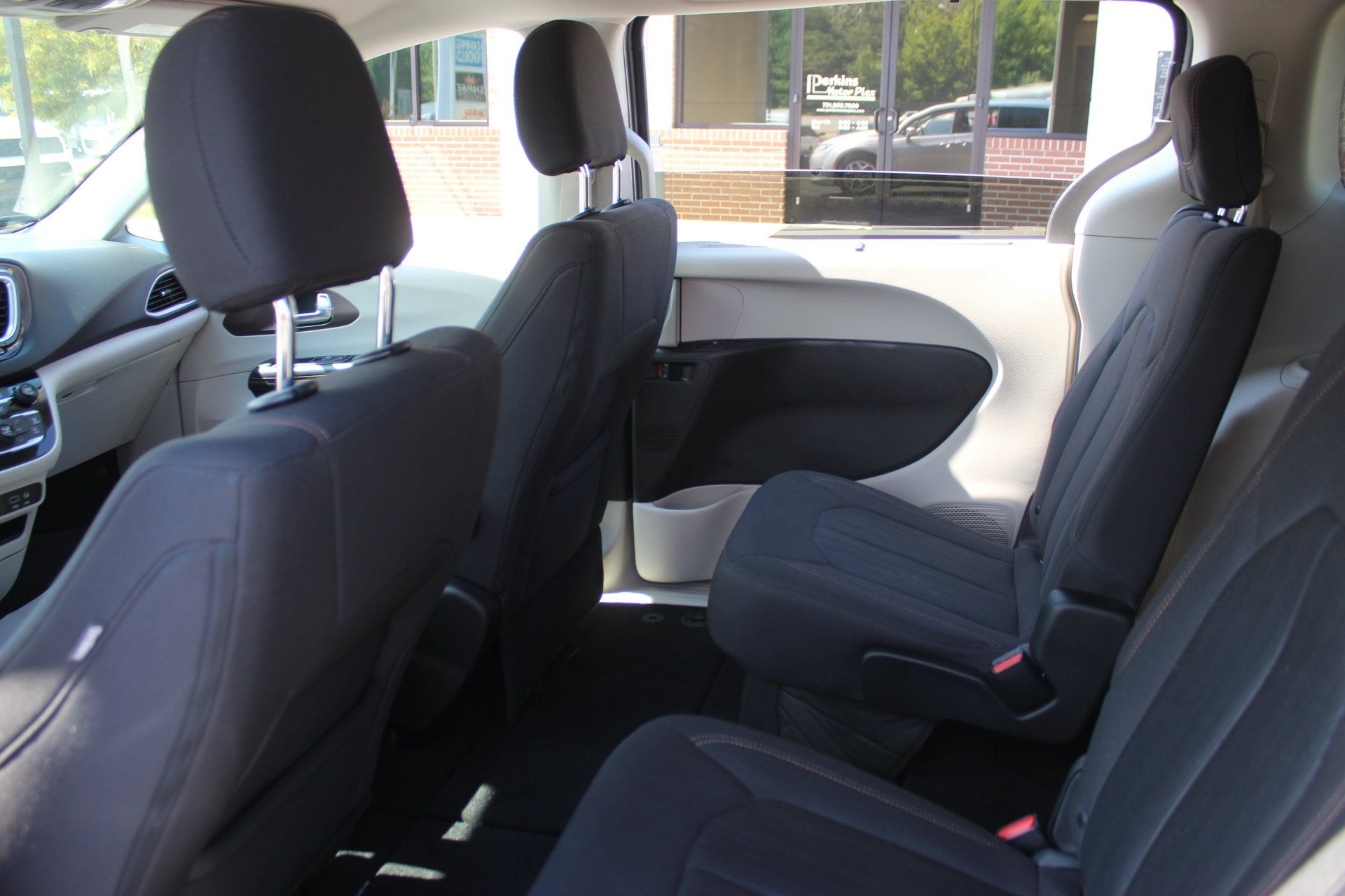 Used 2019 Chrysler Pacifica Touring Plus w/ Tire & Wheel Group FWD image 23