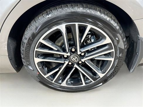 Used 2025 Toyota Camry XLE image 10