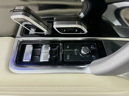 Used 2025 Land Rover Range Rover Autobiography AWD/4WD image 20