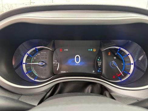 Used 2018 Chrysler Pacifica Touring-L image 22