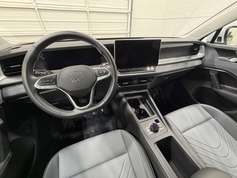 Used 2026 Volkswagen Tiguan SE AWD/4WD image 38