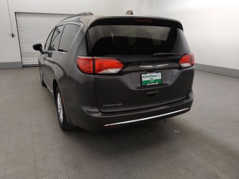 Used 2017 Chrysler Pacifica Touring-L image 6
