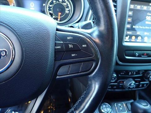 Used 2020 Jeep Cherokee Trailhawk w/ Cold Weather Group AWD/4WD image 15