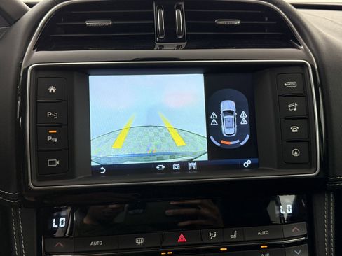 Used 2017 Jaguar F-PACE R-Sport image 26