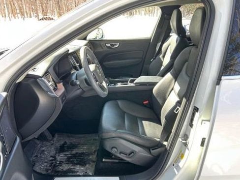 Used 2023 Volvo XC60 B5 Plus image 2