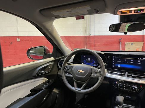 Used 2025 Chevrolet Trax LT image 33