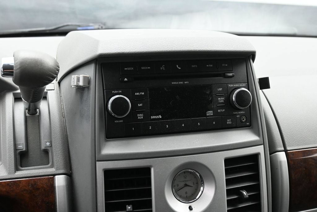 Used 2010 Chrysler Town & Country Touring FWD image 12