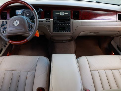 Used 2003 Lincoln Town Car Signature image 21
