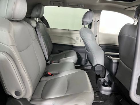Used 2024 Toyota Sienna XLE image 31