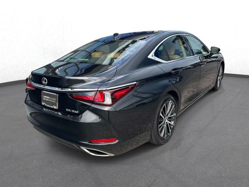 Used 2025 Lexus ES 350 w/ Premium Package FWD image 3