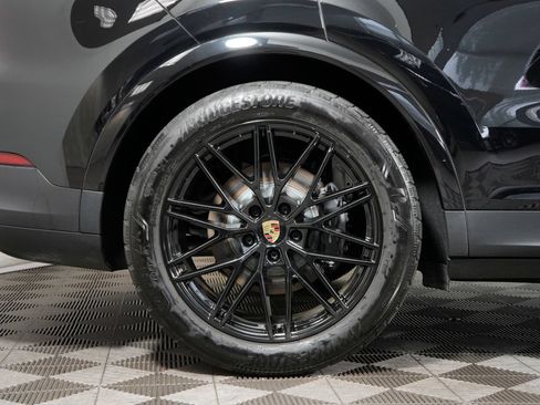 Certified 2024 Porsche Cayenne w/ Premium Package AWD/4WD image 15