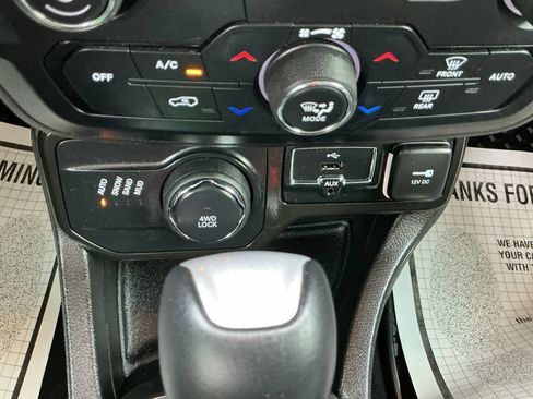 Used 2022 Jeep Renegade Latitude AWD/4WD image 18