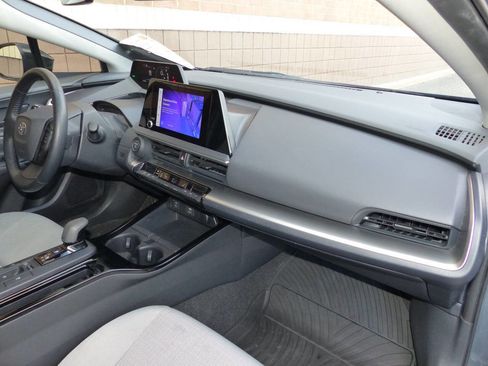 Used 2024 Toyota Prius LE FWD image 31