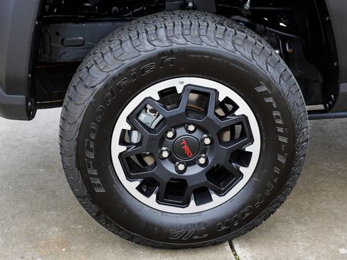 Certified 2025 Toyota Tacoma TRD Off-Road AWD/4WD image 11