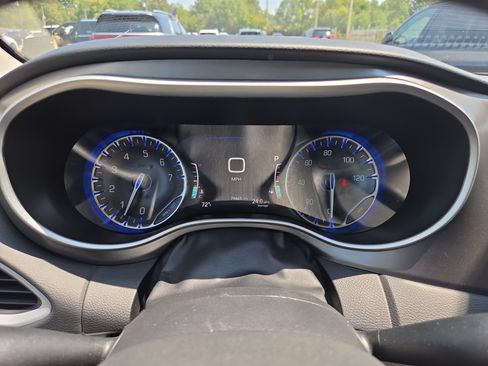 Used 2024 Chrysler Pacifica Touring-L FWD image 12