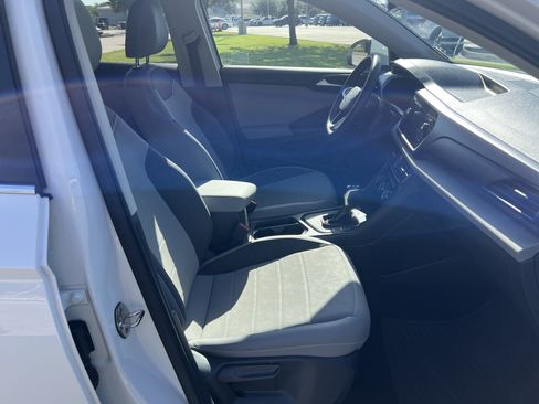 Used 2023 Volkswagen Taos SE w/ Panoramic Sunroof Package FWD image 27