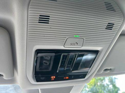Used 2025 Volkswagen Tiguan SE AWD/4WD image 17