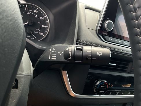 Used 2025 Nissan Rogue SV FWD image 31