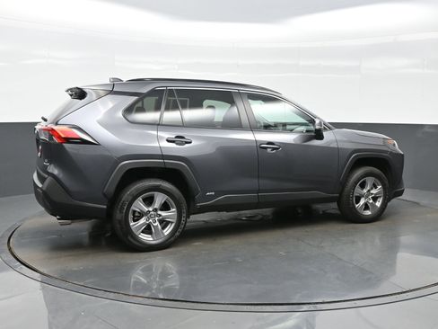 Used 2022 Toyota RAV4 LE AWD/4WD image 6