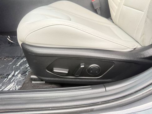 Used 2025 Hyundai Elantra Limited image 23