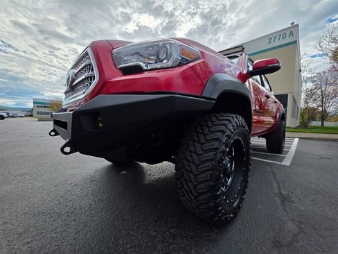 Used 2016 Toyota Tacoma TRD Off-Road w/ Premium & Technology Package image 9