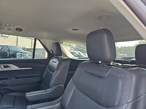 Used 2025 Ford Explorer Active w/ Active Comfort Package RWD image 15