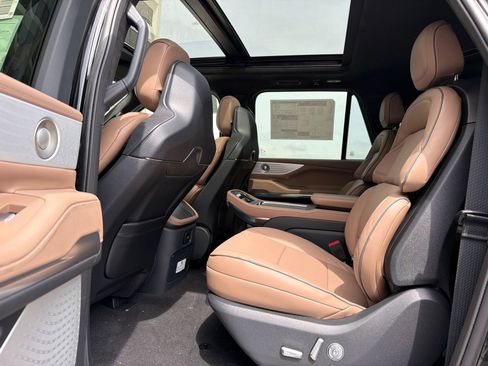 New 2026 Lincoln Navigator L Black Label AWD/4WD image 19