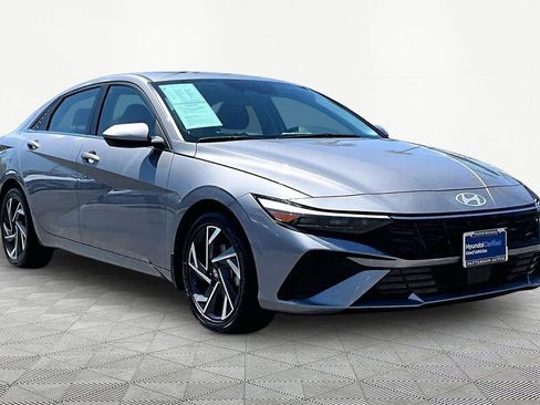 Certified 2025 Hyundai Elantra SEL FWD image 5