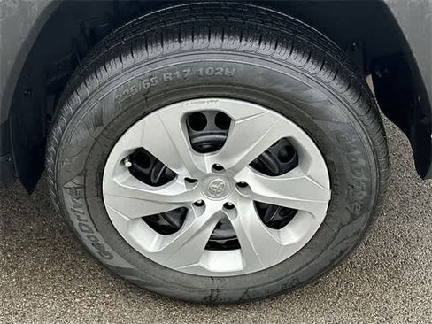 Used 2021 Toyota RAV4 LE image 5